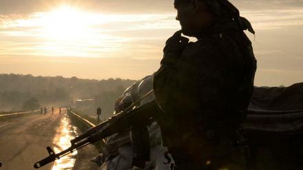 Pro-russische Separatisten patrouillieren in der Nähe von Donezk.