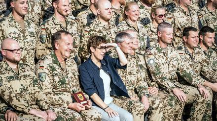 Bundesverteidigungsministerin Annegret Kramp-Karrenbauer (CDU) beim Truppenbesuch in Irak im vergangenen Sommer.