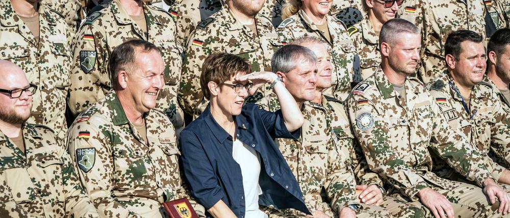 Bundesverteidigungsministerin Annegret Kramp-Karrenbauer (CDU) beim Truppenbesuch in Irak im vergangenen Sommer.