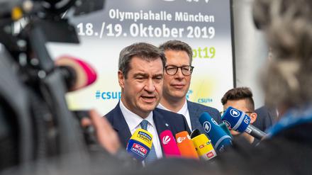 CSU-Chef Markus Söder (l) und CSU-Generalsekretär Markus Blume unterstützen den Schwaben Sener Sahin.