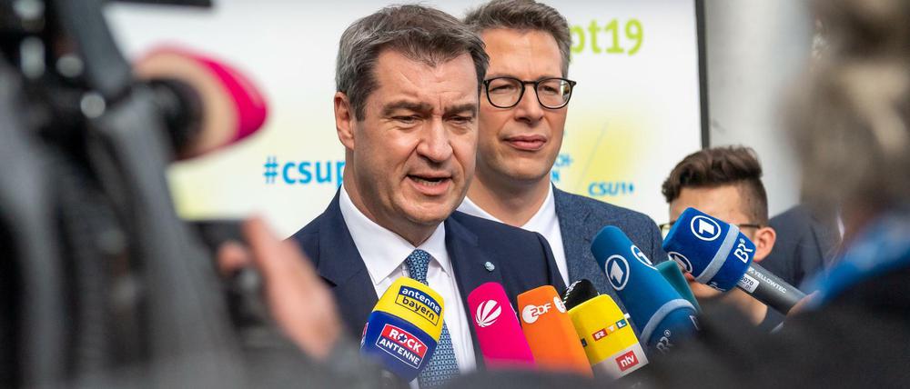 CSU-Chef Markus Söder (l) und CSU-Generalsekretär Markus Blume unterstützen den Schwaben Sener Sahin.
