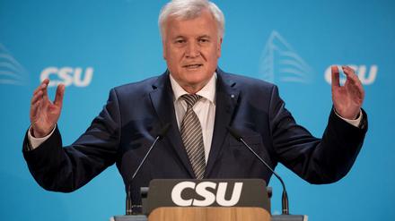 Der bayerische Ministerpräsident Horst Seehofer hat die Flüchtlingspolitik von Kanzlerin Merkel (CDU) für die CDU-Niederlagen bei den Landtagswahlen vom Sonntag verantwortlich gemacht.
