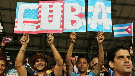 Fußballfans bei einem Freundschaftsspiel zwischen New York Cosmos und der kubanischen Nationalelf 