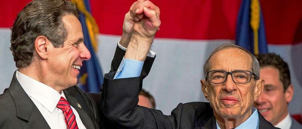 Mario Cuomo (rechts), der drei Amtszeiten lang Gouverneur des US-Bundesstaates New York war, ist gestorben - nur wenige Stunden, nachdem sein Sohn Andrew Cuomo (links) für eine zweite Amtszeit als New Yorks Gouverneur vereidigt worden war. . 