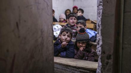 Kinder in einer Schule in Syrien - zurzeit hält die Waffenruhe. Jedoch mit Ausnahmen.