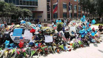 Blumen vor der Polizeiwache in Dallas.