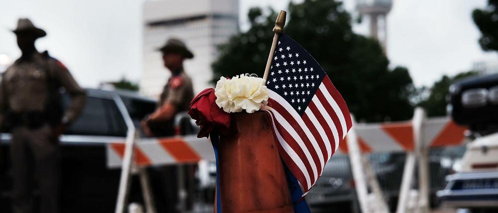 Eine US-Flagge nach den Polizistenmorden in Dallas.