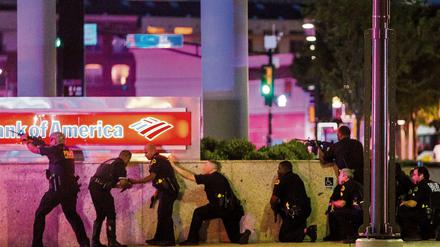 In Deckung. Kurz vor 21 Uhr Ortszeit fielen in Dallas die ersten Schüsse. Die Heckenschützen zielten auf Polizeibeamte.