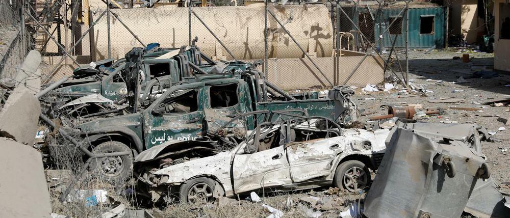 Zerstörte Polizeiautos nach einem Anschlag in Kabul
