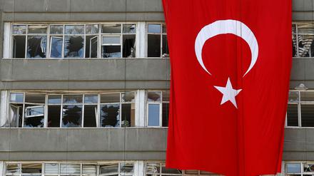 Eine türkische Flagge an einem beschädigten Polizeigebäude in Ankara