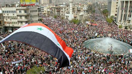 Zehntausende Anhänger Assads versammelten sich in Damaskus zu einer Kundgebung.