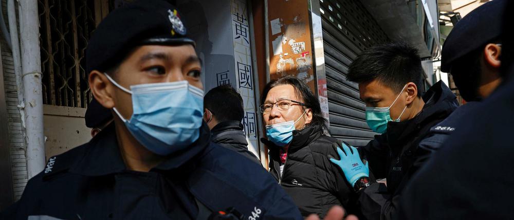 Festnahmen wegen angeblicher Fluchthilfe in Hongkong: Polizisten führen den Anwalt Daniel Wong Kwok-tung ab. 