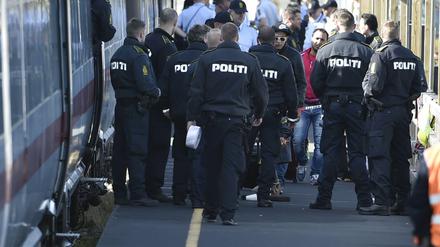 Die dänische Polizei stoppt Flüchtlinge auf ihrem Weg nach Schweden. Wer sich nicht registrieren lässt, muss zurück nach Deutschland.