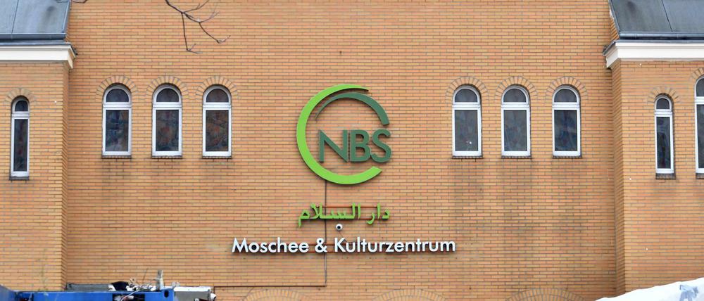 Die Neuköllner Dar-as-Salam Moschee wird vom Verfassungsschutz beobachtet und gehört zur Islamischen Föderation Berlin, zu der auch die Bauherren der geplanten Moschee in Mariendorf enge Kontakte pflegen. 