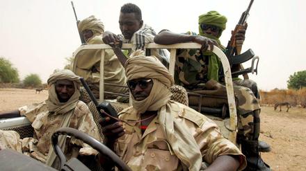 Sudanesische Rebellen patrouillieren im Süden Darfurs im Jahre 2005.
