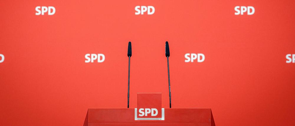 Das leere Pressepult der SPD in der Parteizentrale in Berlin