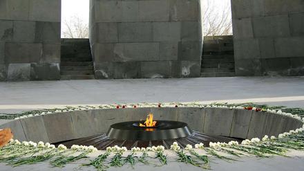 An der offiziellen Gedenkstätte in Eriwan erinnern die Armenier an die Toten und Vertriebenen des Völkermordes in der Türkei. 