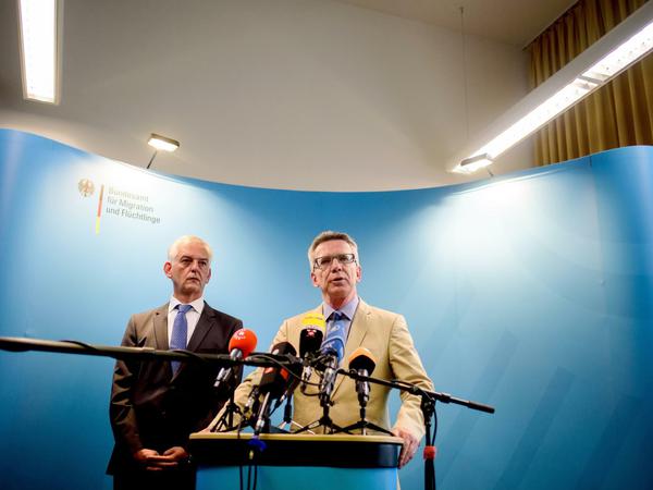 Innenminister Thomas de Maiziere (CDU, rechts) und der Präsident des Bundesamtes für Migration und Flüchtlinge (BAMF), Manfred Schmidt, Ende August in Nürnberg.