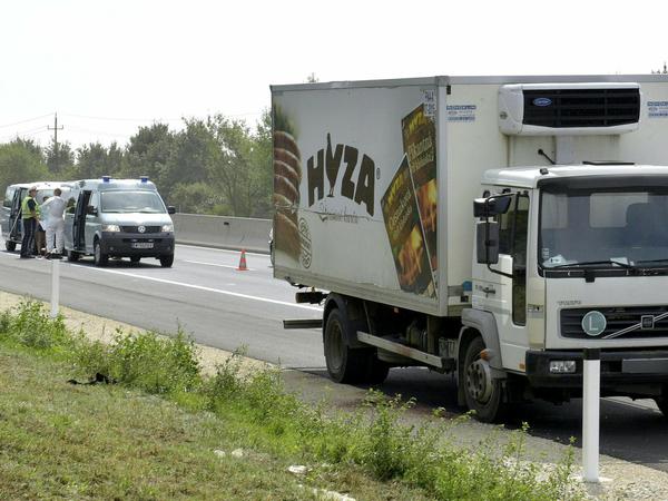 In diesem Lkw auf der Autobahn 4 in Österreich sind am Donnerstag dutzende tote Flüchtlinge gefunden worden. 