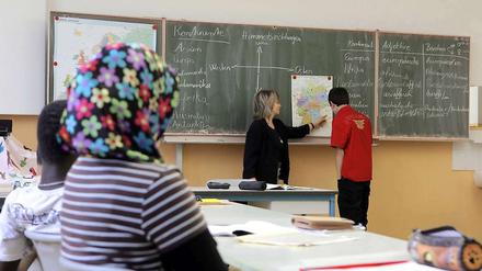 Schüler mit Migrationshintergrund nehmen in einer Leipziger Schule am Deutschunterricht teil.