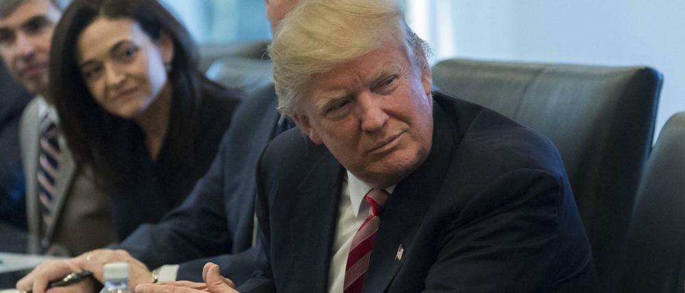 Der designierte US-Präsident Donald Trump bei einem Treffen mit Silicon Valley-Chefs in New York.
