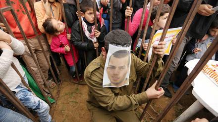 Propaganda in Gaza. Ein Palästinenser spielt Ende 2017 den israelischen Soldaten Oron Shaul. Vermutlich war dieser damals schon nicht mehr am Leben.