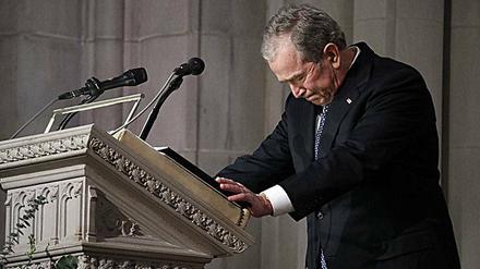 George W. Bush hielt eine Rede auf seinen Vater und ließ dabei auch seinen Tränen ihren Lauf.