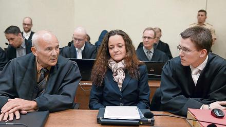 Die Angeklagte Beate Zschaepe (M.) sitzt im NSU-Prozess zwischen ihren Anwälten Hermann Borchert (l.) and Mathias Grasel. 