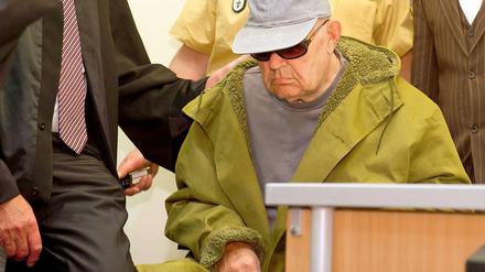 Der frühere KZ-Wachmann John Demjanjuk ist wegen Beteiligung am Massenmord der Nazis zu fünf Jahren Haft verurteilt worden. 
