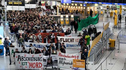 Demonstration im Terminal 1 des Flughafens in Frankfurt/Main gegen einen Abschiebeflug nach Afghanistan am 6.12.2017
