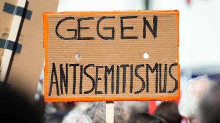 Juden in Deutschland müssen mit Hetze gegen sich leben. Hier zeigt ein Demonstrant Solidarität.