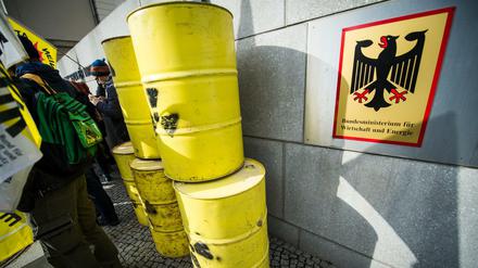 Atomkraft-Gegner demonstrierten am Mittwoch vor dem Bundeswirtschaftsministerium in Berlin gegen Atomenergie. 