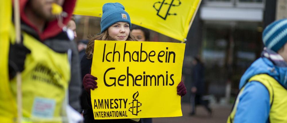 Mitarbeiter und Aktivisten von Amnesty im Einsatz für mehr Gerechtigkeit, wie hier auf einer Demonstration gegen das niedersächsische Polizeigesetz - aber auch innerhalb der NGO gibt es unhaltbare Zustände. 