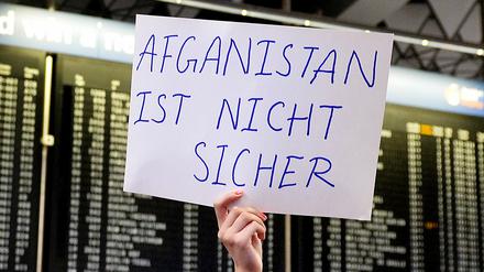 Protest gegen Abschiebungen nach Afghanistan am Flughafen Frankfurt/Main. 
