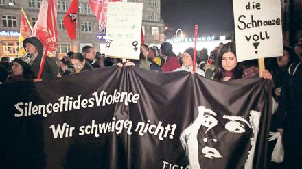 Die Demo danach: Zahlreiche Menschen demonstrierten am 5. Januar 2016 vor dem Kölner Dom gegen sexuelle Gewalt. 
