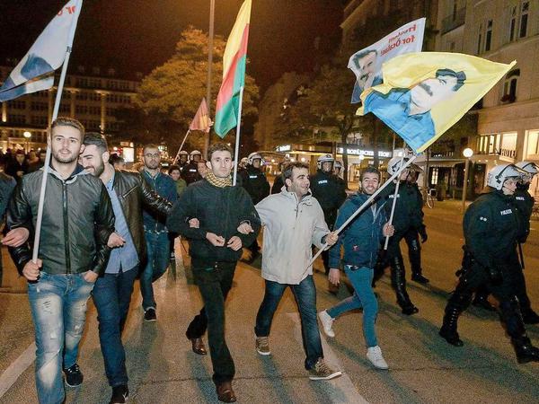 Nach einer Demonstration von Kurden gegen die Terrormiliz "IS" ist es in Hamburg zu Ausschreitungen gekommen. 