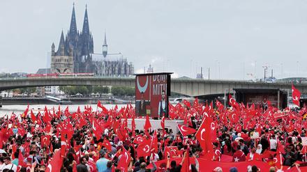 Anhänger des türkischen Staatspräsidenten Erdogan am 31. Juli 2016 in Köln.