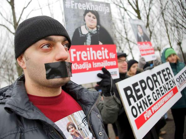 Demonstranten vor dem Kanzleramt fordern die Freilassung politischer Gefangener in Aserbaidschan. 
