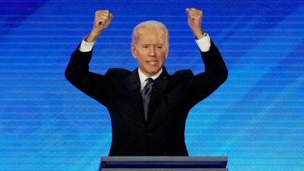 Applaus für Alexander Vindman: Ex-Vizepräsident Joe Biden bei der TV-Debatte in Manchester, New Hampshire.