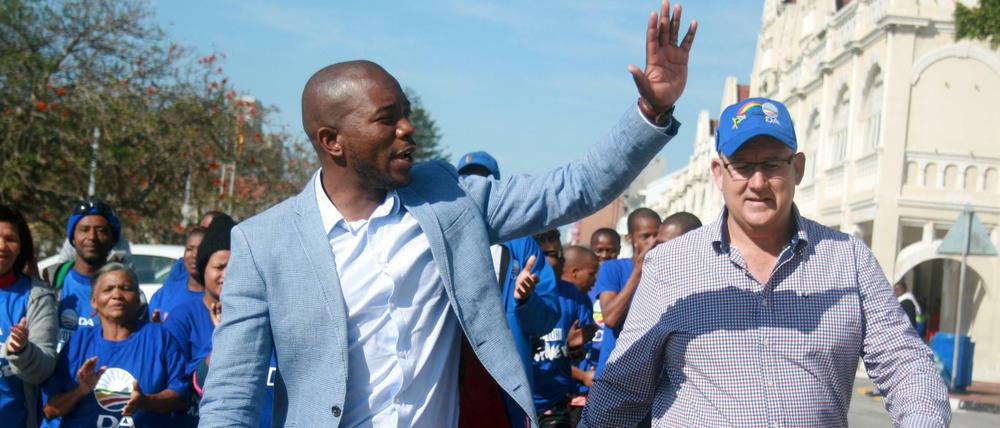 Der Chef der Democratic Alliance (DA), Mmusi Maimane, freut sich über sehr gute Wahlergebnisse in den Städten. Seine Partei lieferte sich Kopf-An-Kopf-Rennen in Johannesburg, in Pretoria und eroberte St. Elizabeth.