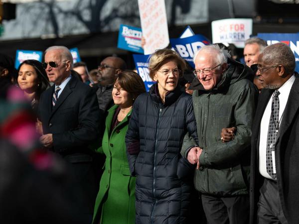 Elizabeth Warren (4. v. l.) und Bernie Sanders (5. v. l.) marschieren gemeinsam beim Martin Luther King Day. 