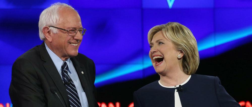 Entspannungspolitik: Als Bernie Sanders ihr in der E-Mail-Affäre zur Seite sprang, bedankte sich Hillary Clinton per Handschlag.