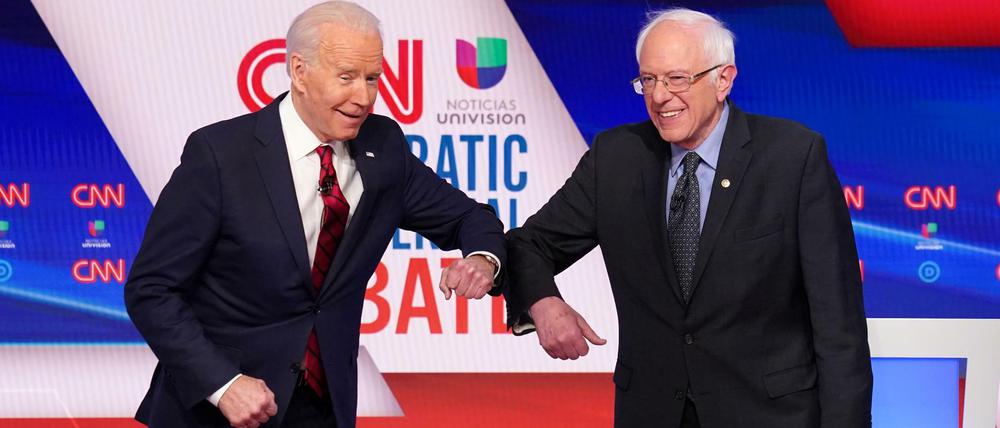 Ellbogengruß in Zeiten des Coronavirus: Joe Biden und Bernie Sanders 