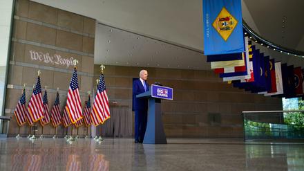 sJoe Biden sah sich gezwungen, wenigstens kurz zum Streit um das Oberste Gericht Stellung zu nehmen. Er sprach im Verfassungsmuseum in Philadelphia ohne Publikum. 