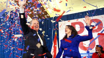 Jubel bei den US-Demokraten. Ihr Kandidat Doug Jones (mit Ehefrau Louise) gewinnt überraschend den Senatssitz in Alabama.