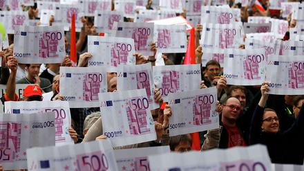Demonstration für eine europaweite Reichensteuer.