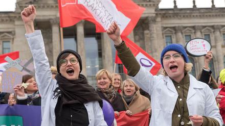 Demonstrantinnen gegen den Paragrafen 219a vor dem Bundestag.