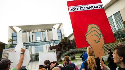 Als hätten sie es geahnt: Schon am Donnerstag zeigten Demonstranten am Kanzleramt die „Rote Klimakarte“.