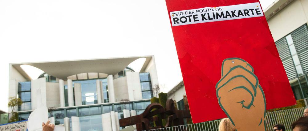 Als hätten sie es geahnt: Schon am Donnerstag zeigten Demonstranten am Kanzleramt die „Rote Klimakarte“.