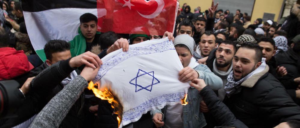 2017 wird in Berlin eine selbstgemalte israelische Fahne verbrannt.